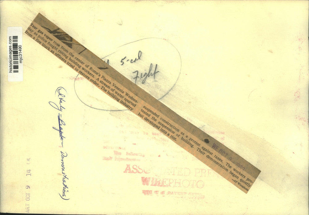 1963 Press Photo Building Workers Rioting in Rome's Piazza Venezia, Italy