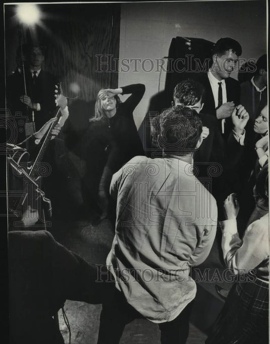 1965 Press Photo University of Wisconsin-Madison students dancing at a party- Historic Images