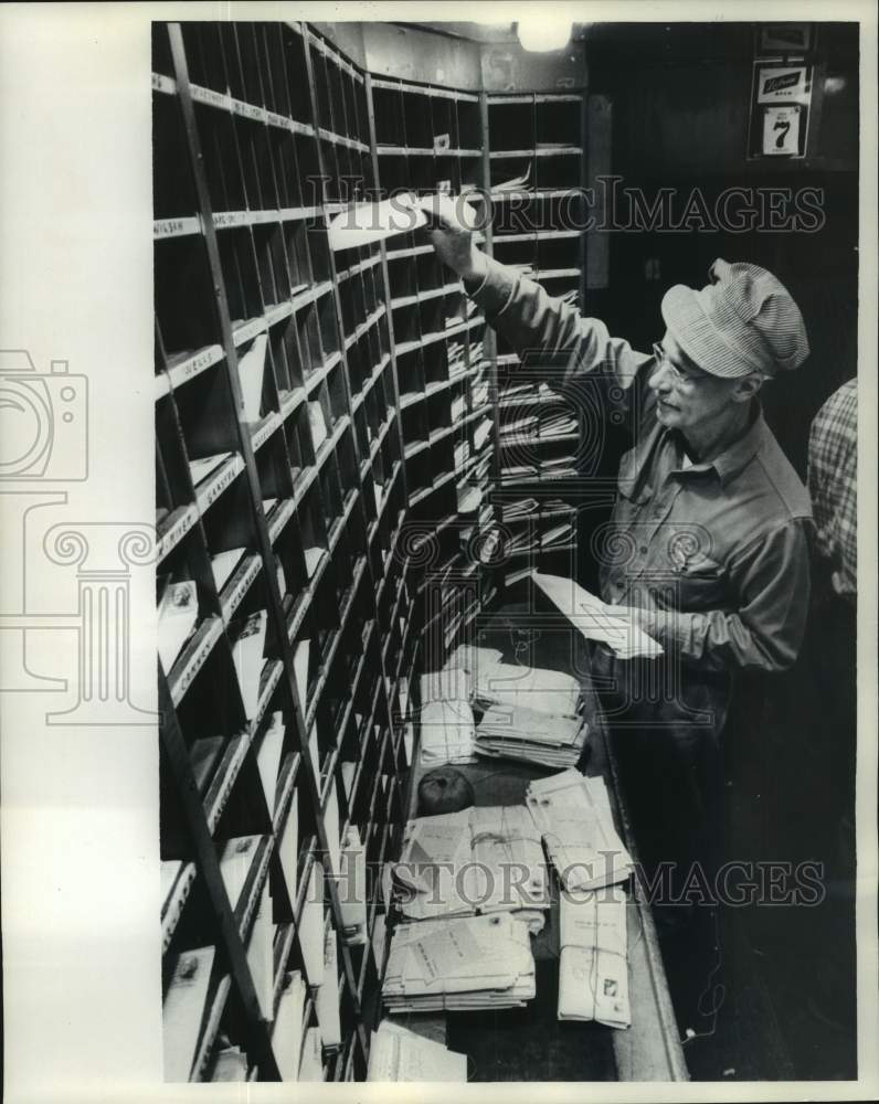 1965 Press Photo Mail processor Dean Maddy sorted mail in truck, Green Bay- Historic Images