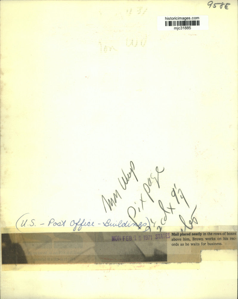 1971 Press Photo Mr. Brown at his desk in post office waiting on customers