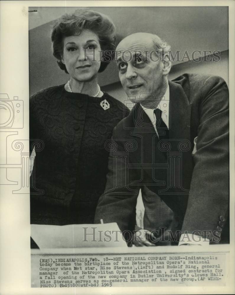 1965 Press Photo Rise Stevens &amp; Rudolf Bing sign contracts; Metropolitan Opera- Historic Images