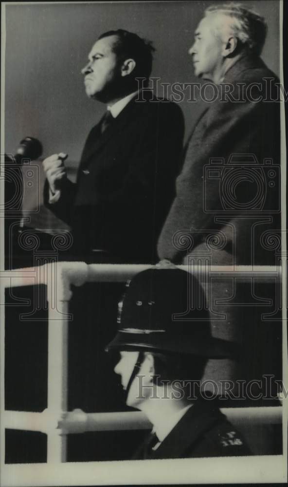 1969 Press Photo President Nixon delivering an address in London - mjc32029