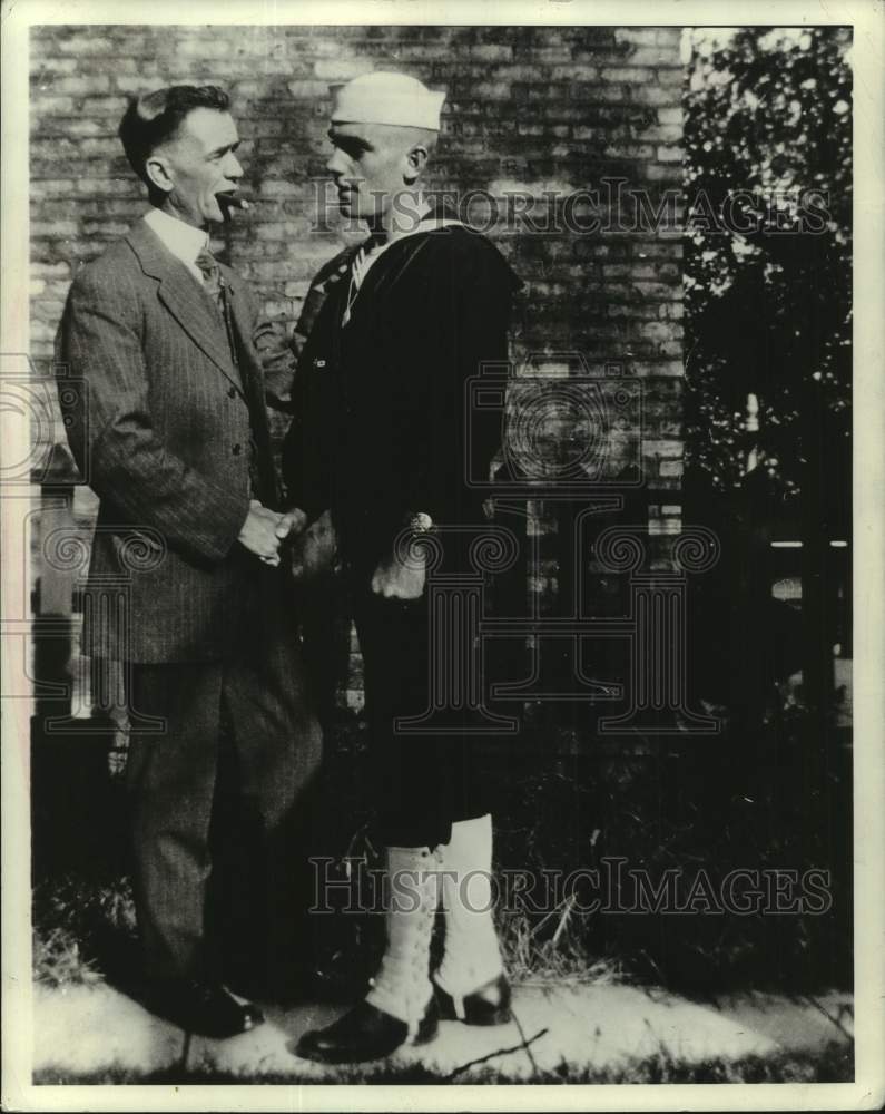 Load image into Gallery viewer, 1940 Press Photo Pat O'Brien says farewell to his father after navy enlistment
