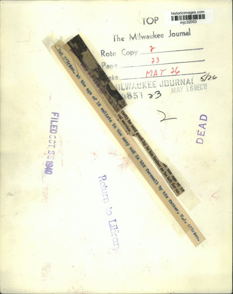 1940 Press Photo Pat O'Brien says farewell to his father after navy enlistment