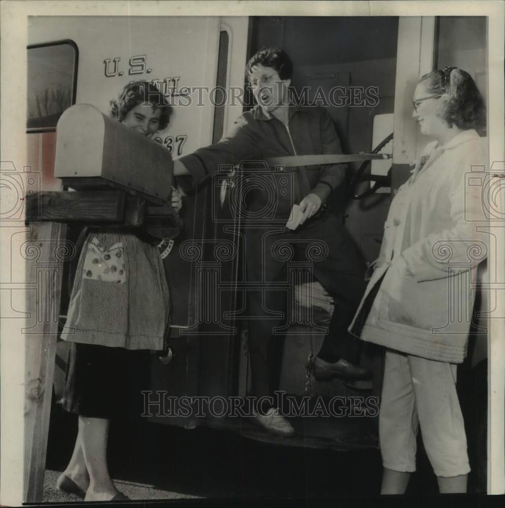 1959 Press Photo Viola Doellner delivers mail to Mrs. Youskie and Mrs. Bernstein