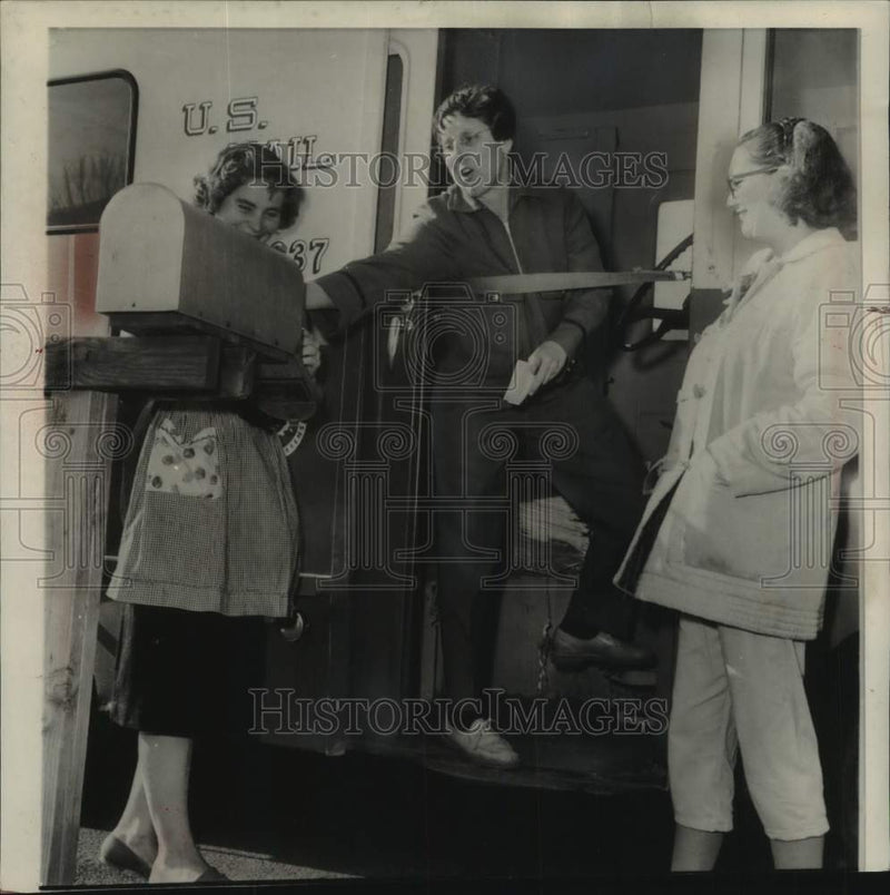Load image into Gallery viewer, 1959 Press Photo Viola Doellner delivers mail to Mrs. Youskie and Mrs. Bernstein
