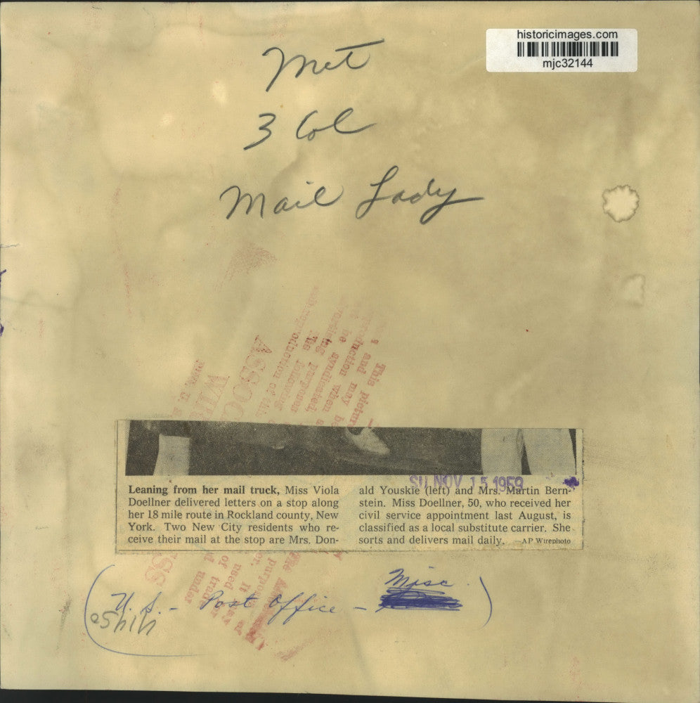 1959 Press Photo Viola Doellner delivers mail to Mrs. Youskie and Mrs. Bernstein