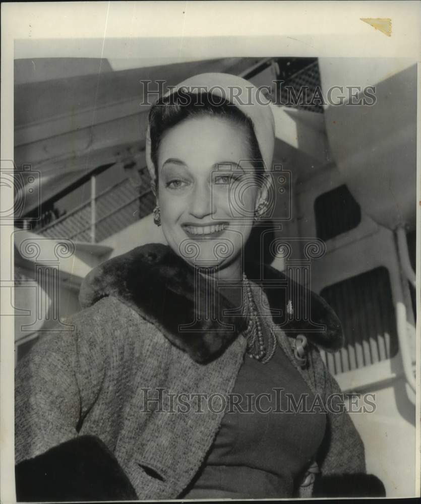 1961 Press Photo Dorothy Lamour is back after making a film in England.- Historic Images