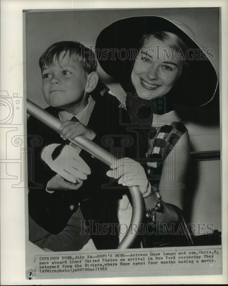 1962 Press Photo Actress Hope Lange and son Chris aboard liner United States- Historic Images