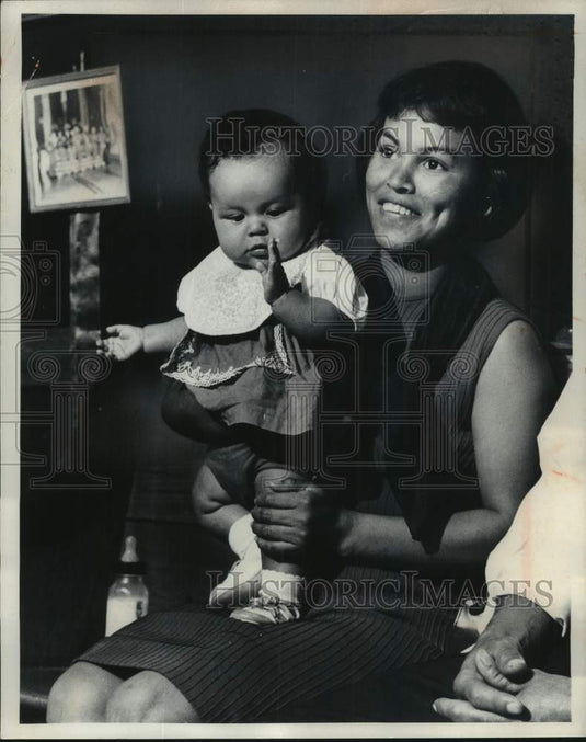 1965 Press Photo Migrants Mrs. Jesus Hernandes & her daughter at doctor office- Historic Images