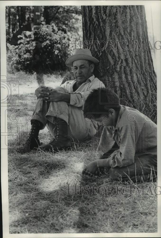 1965 Press Photo Migrants-Jesse &amp; his father have a rare moment to themselves .- Historic Images