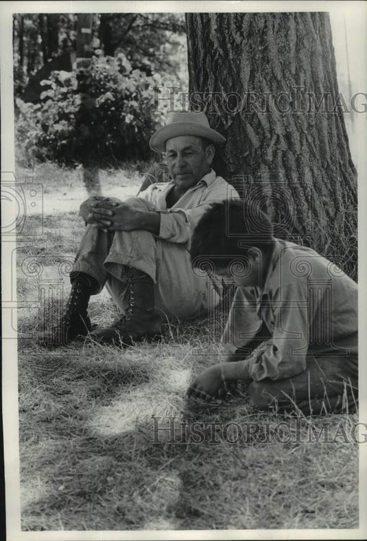 1965 Press Photo Migrants-Jesse & his father have a rare moment to themselves .- Historic Images