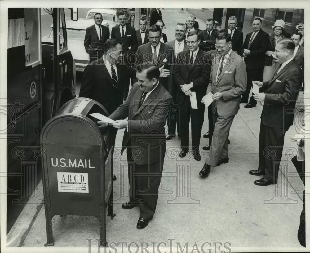 1963 Press Photo Amos Coffman and others at new street mailbox, Milwaukee- Historic Images