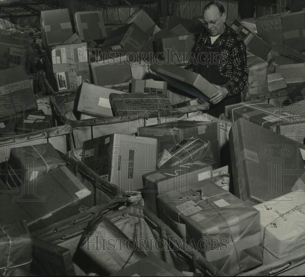 1954 Press Photo A.R. Throne processing mail at Milwaukee post office- Historic Images