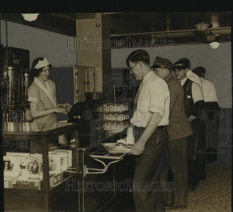Load image into Gallery viewer, 1932 Press Photo Milwaukee postal workers cafeteria, Wisconsin - mjc32356
