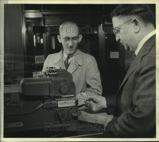 1942 Press Photo Walter Elsner & John A. Fleissner Milwaukee parcel post meter- Historic Images
