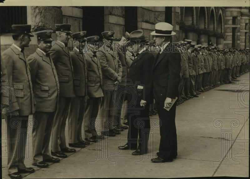 Load image into Gallery viewer, 1932 Press Photo Milwaukee mail carriers inspected as they switch to summer gear
