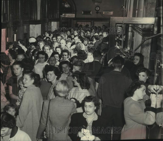 1953 Press Photo Post Office filled with applicants Milwaukee - mjc32524- Historic Images