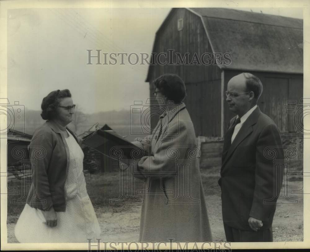 1954 Press Photo Census Bureau worker gathers information on farm, Wisconsin- Historic Images