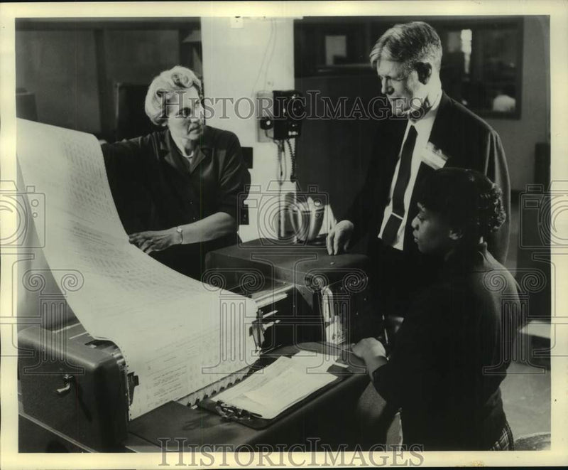 Load image into Gallery viewer, 1960 Press Photo Univac High-Speed Printer turns out 600 lines per minute.
