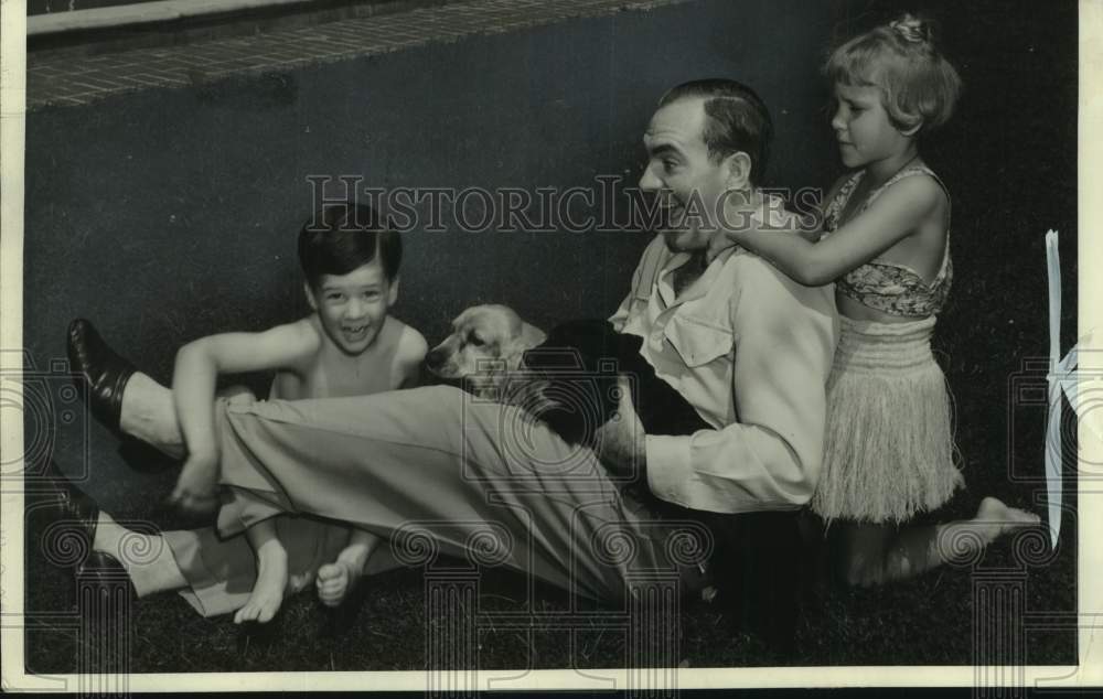 1941 Press Photo Actor Pat O&#39;Brien playing with his children - mjc32681- Historic Images