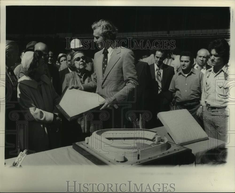 1973 Press Photo Home base plate presented to widow of Babe Ruth, New York.