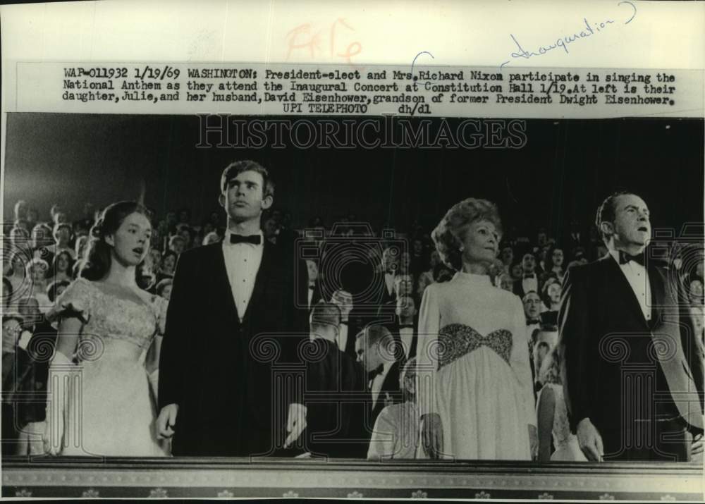 1969 Press Photo President and Mrs. Richard Nixon and others, Constitution Hall.- Historic Images