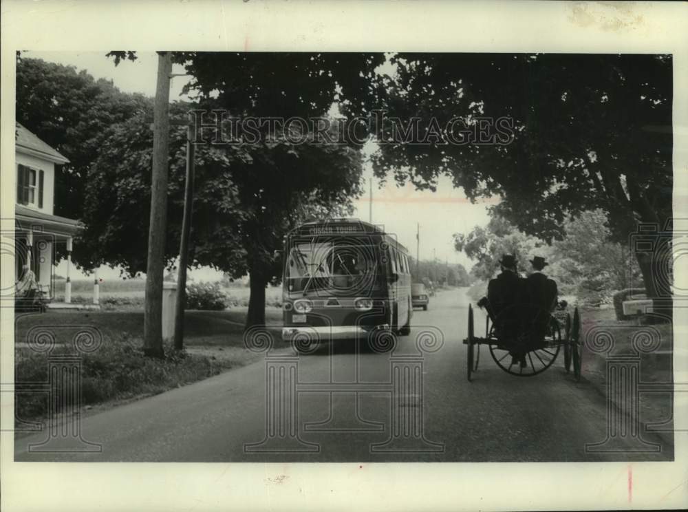 1965 Press Photo An Amish buggy contrasted with a modern bus, Lancaster County- Historic Images