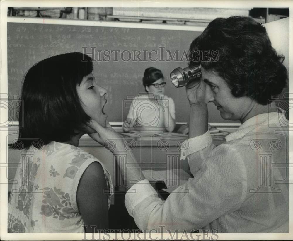 1965 Press Photo Mrs. George M. Harris and others, Migrant Farm Workers, Muskego- Historic Images