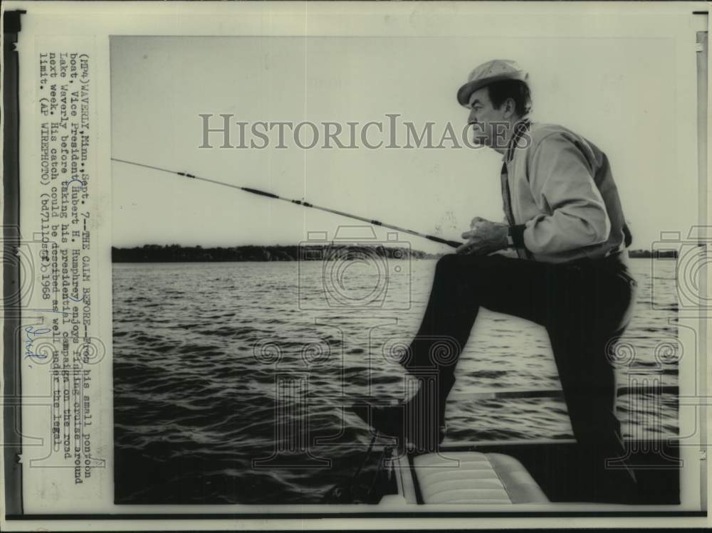 1968 Press Photo Hubert H. Humphrey enjoys fishing cruise, Lake Waverly, IA