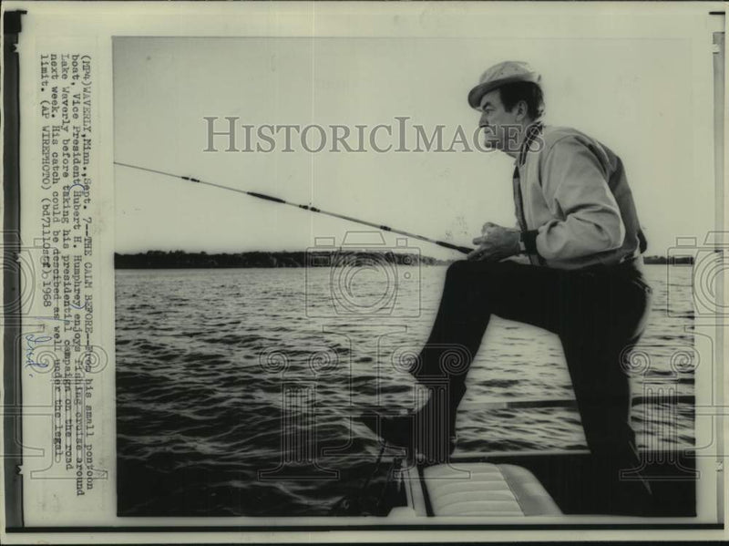 Load image into Gallery viewer, 1968 Press Photo Hubert H. Humphrey enjoys fishing cruise, Lake Waverly, IA
