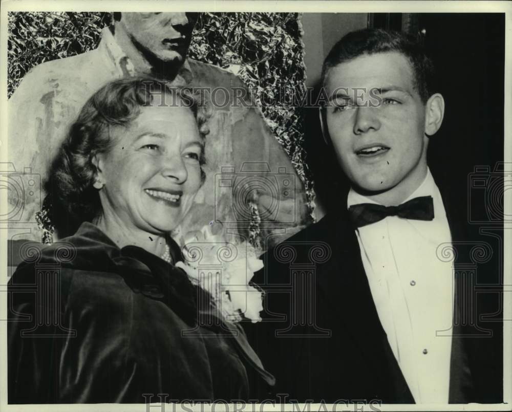 1957 Press Photo Helen Hayes and son James MacArthur his first premiere New York- Historic Images