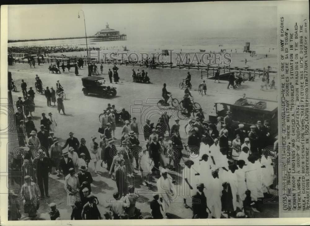 1929 Press Photo Zulu-Caffiers parade around on boardwalk Hague, Holland