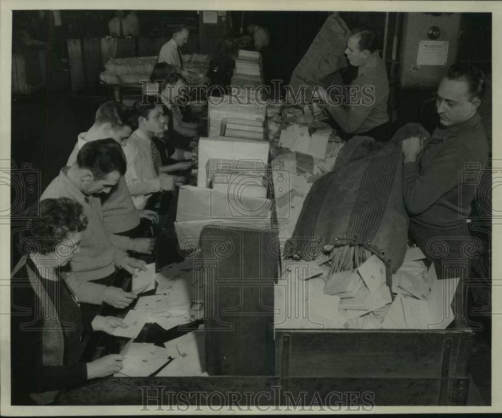 1945 Press Photo Milwaukee post office clerks using machines to sort and cancel.- Historic Images