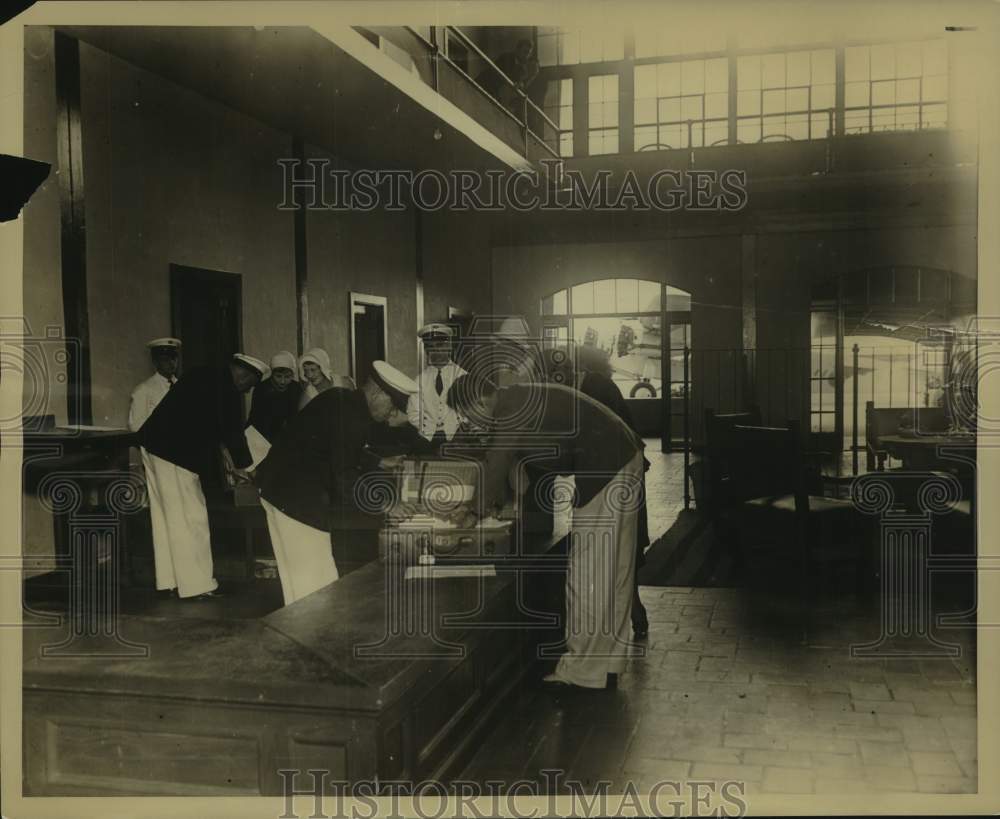 1930 Press Photo U.S. Customs Immigration & Health Inspection, Miami, Florida