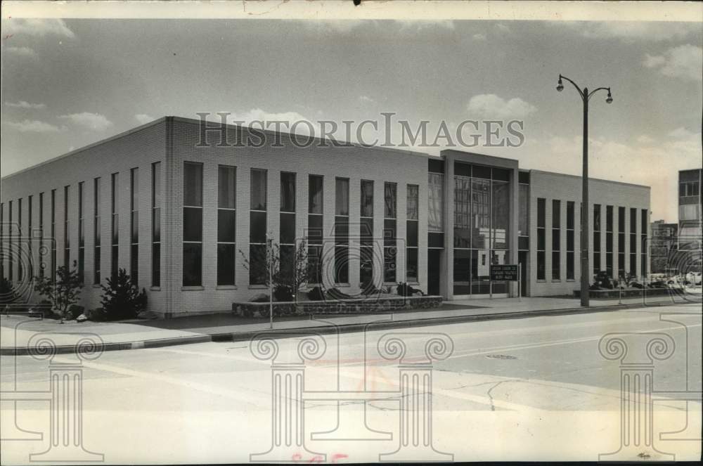 1966 Press Photo Edison Liquor Co.&#39;s new office warehouse in the lower 3rd ward- Historic Images