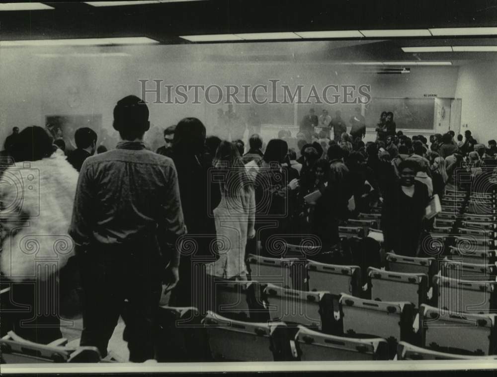 1969 Press Photo University of Wisconsin students clear smoke-bombed classroom- Historic Images