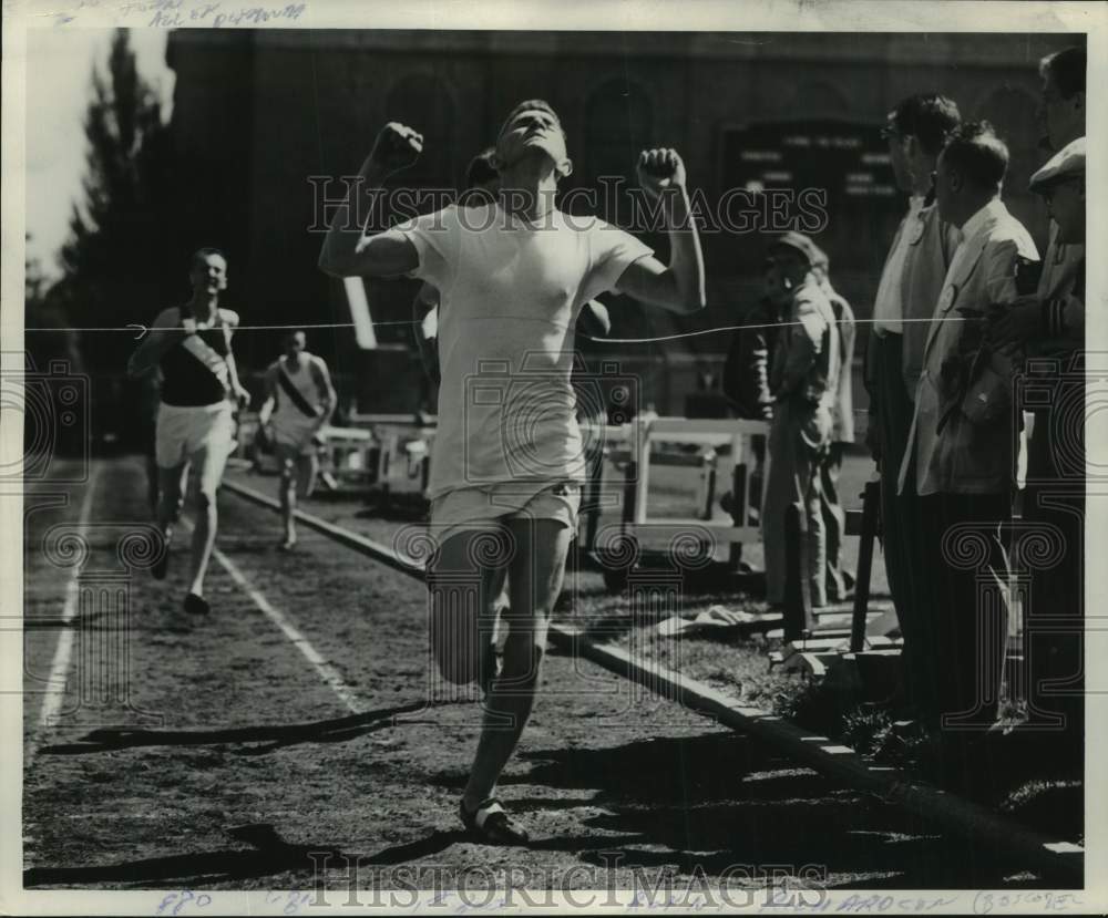 1954 Press Photo Ronald Richardson wins race, University Wisconsin Madison