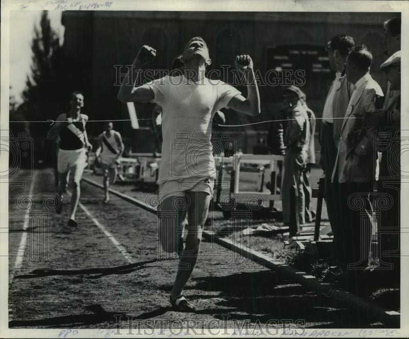 Load image into Gallery viewer, 1954 Press Photo Ronald Richardson wins race, University Wisconsin Madison
