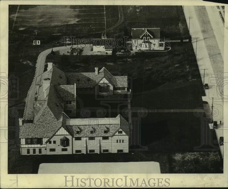Load image into Gallery viewer, 1938 Press Photo View of new building at Milwaukee Country Day school campus
