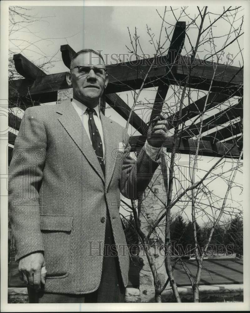 1967 Press Photo Charles Stark, head gardener, Whitnall park botanical garden WI- Historic Images