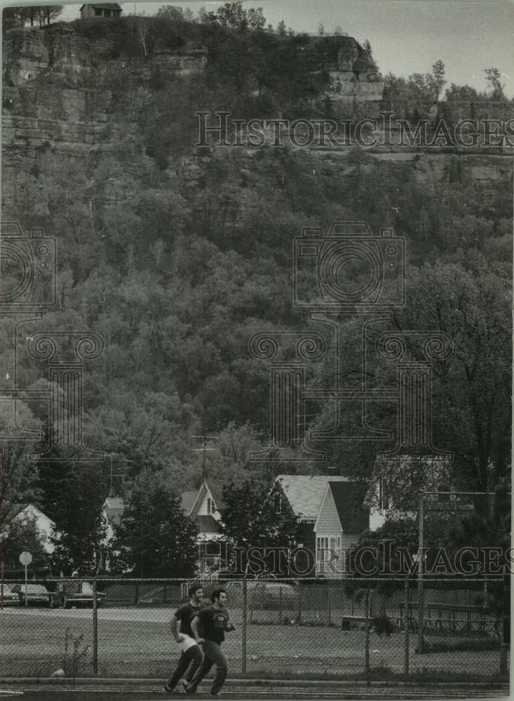 1969 Press Photo Runners along the foothills of the La Crosse campus, Wisconsin