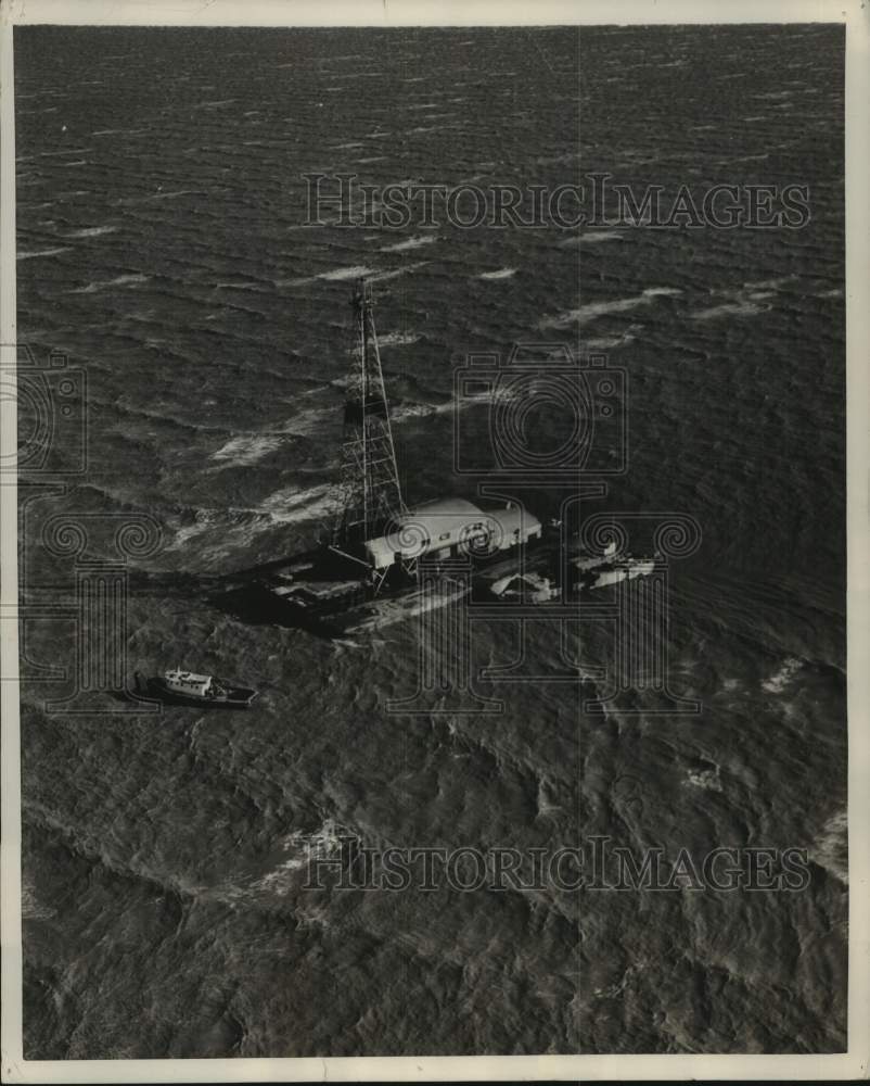 1954 Press Photo Oil rig mounted on barge in Gulf of Mexico off Louisiana Coast