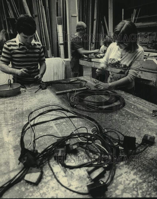 1983 Press Photo Sunset Playhouse-Ed Prasser & Kathy Fox repair electric cords- Historic Images