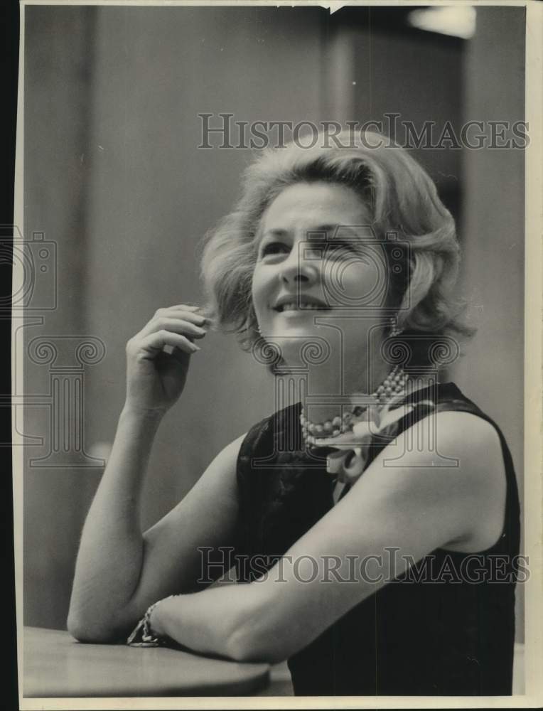 1966 Press Photo Actress Joan Fontaine - mjc34621- Historic Images