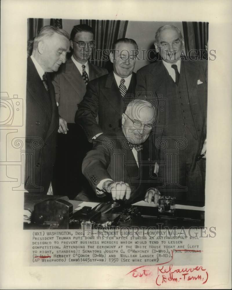 1950 Press Photo President Truman and others sign Anti-Monopoly Bill, Washington