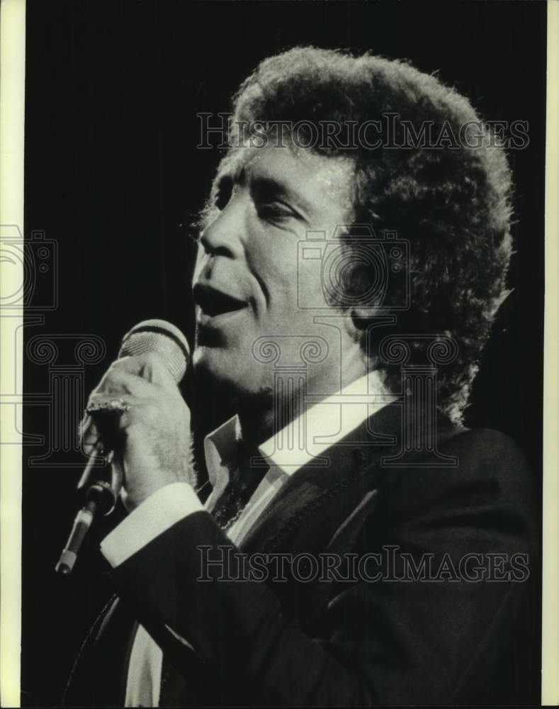 1980 Press Photo Singer Tom Jones in concert in Milwaukee - mjc34721- Historic Images