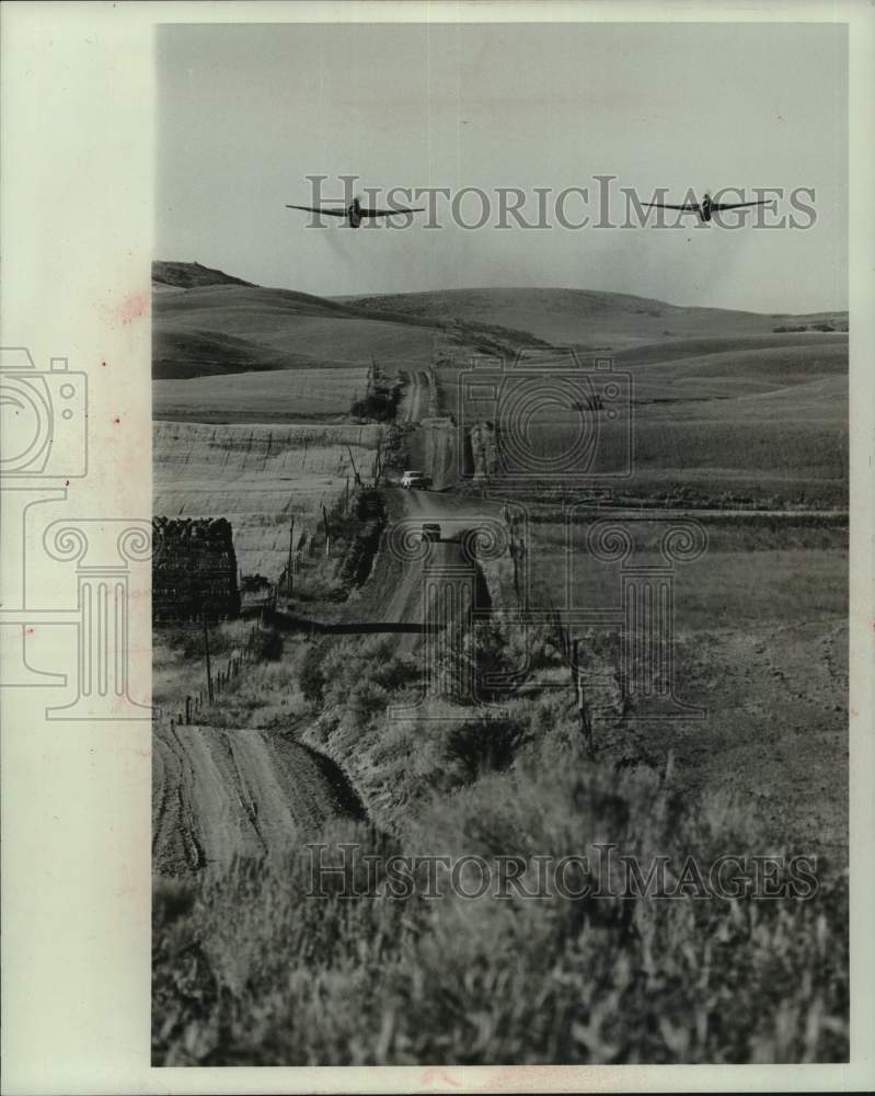Load image into Gallery viewer, 1972 Press Photo Planes Spray Melathion For Grasshopper Control On Rangeland

