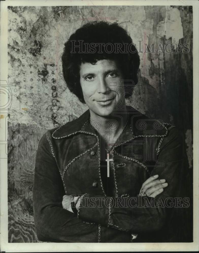 1977 Press Photo Smiling singer Tom Jones is 5 feet, 6 inches tall.- Historic Images