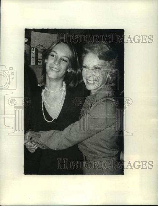 1975 Press Photo Actress Janet Leigh & her daughter Jamie Lee Curtis, New York- Historic Images